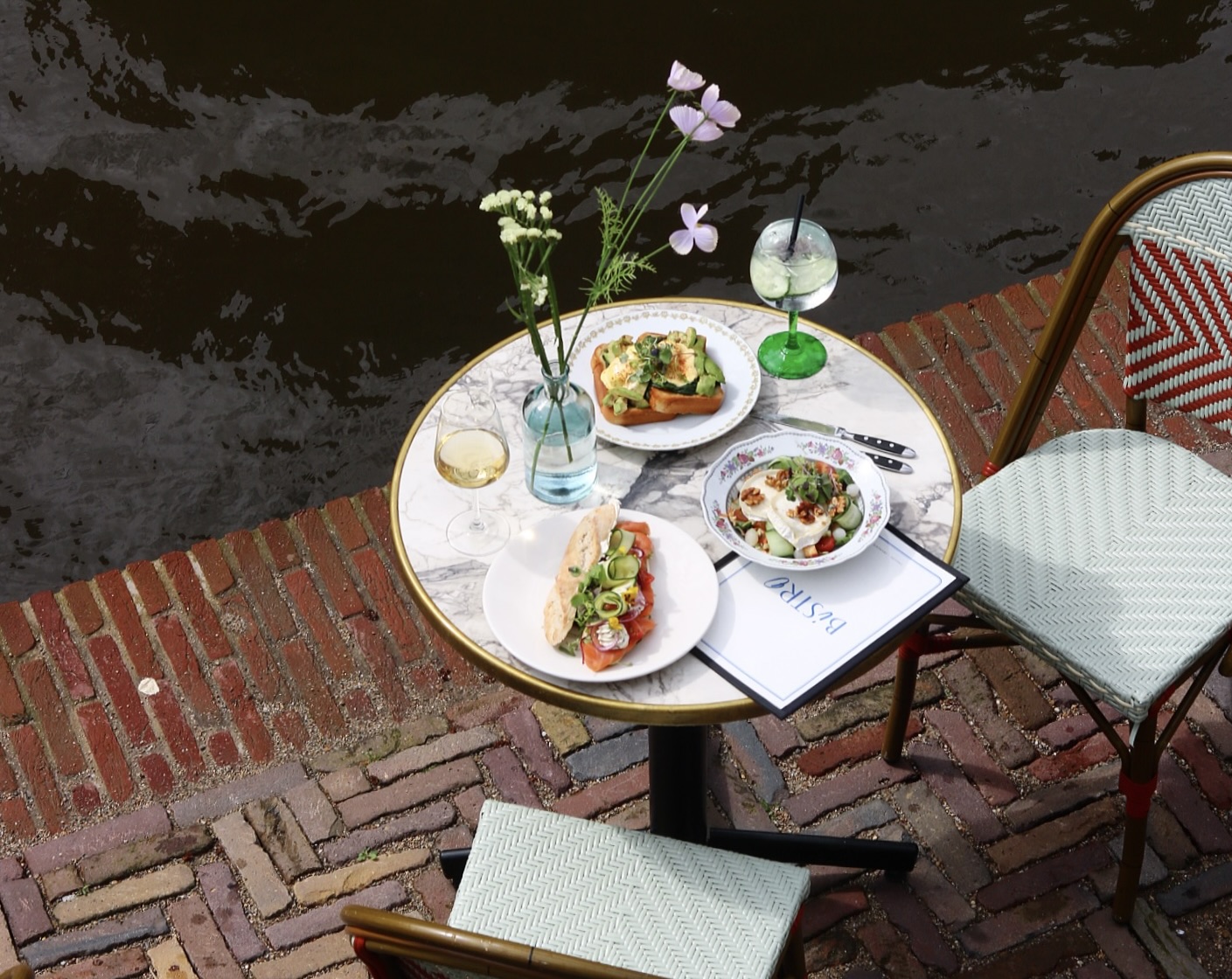 Terras aan het water